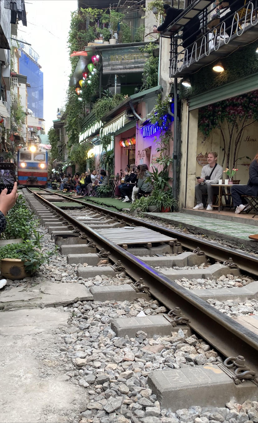 越南河內火車街探索指南：獨特體驗與夜晚異國美景